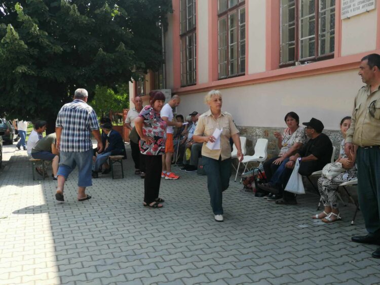 Лекари от Америка преглеждаха севлиевци, консултират и в събота