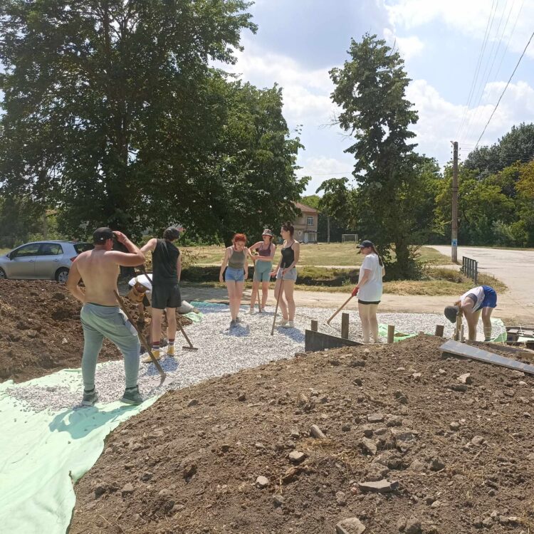 Нова атракция – уголемен макет на еленчето от Агатово краси центъра на селото, британци освежиха пейките в центъра на Крамолин