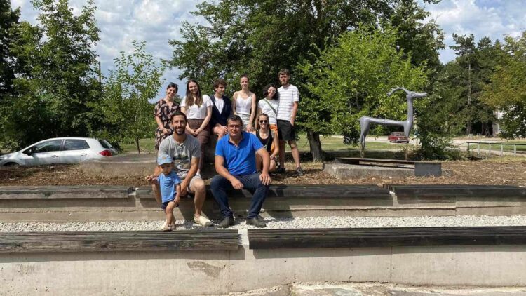 Нова атракция – уголемен макет на еленчето от Агатово краси центъра на селото, британци освежиха пейките в центъра на Крамолин