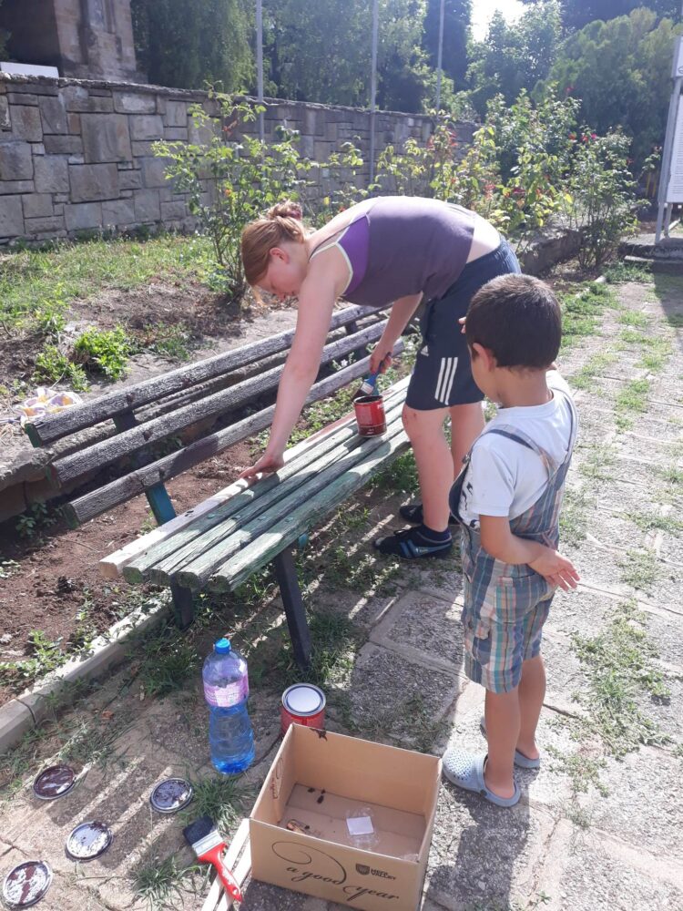 Нова атракция – уголемен макет на еленчето от Агатово краси центъра на селото, британци освежиха пейките в центъра на Крамолин