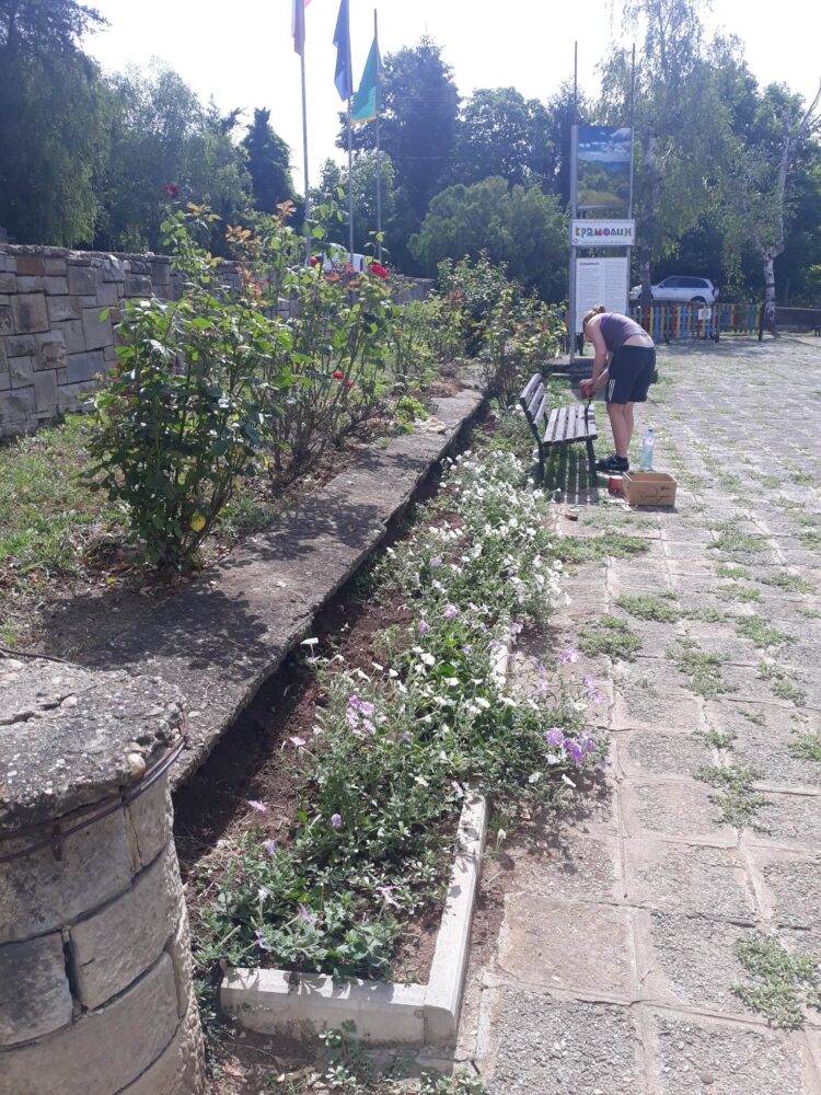 Нова атракция – уголемен макет на еленчето от Агатово краси центъра на селото, британци освежиха пейките в центъра на Крамолин