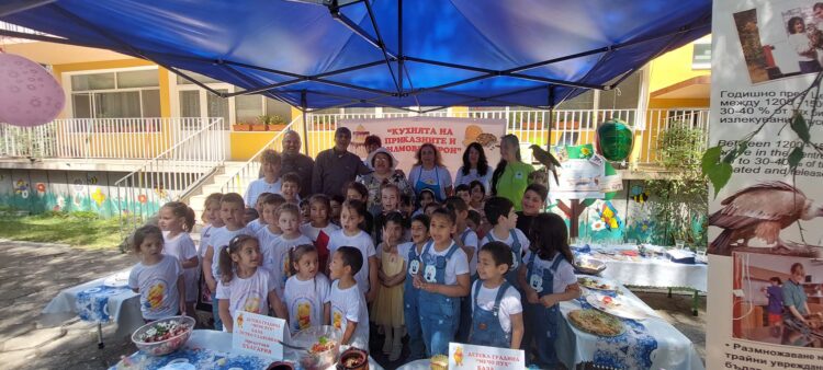 Малчуганите от ДГ “Мечо Пух” приготвиха петстепенно меню под погледа на шеф Петър Михалчев