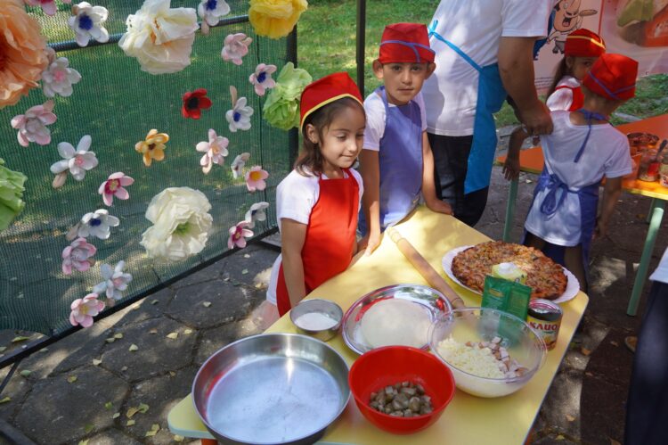 Малчуганите от ДГ “Мечо Пух” приготвиха петстепенно меню под погледа на шеф Петър Михалчев