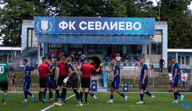 Разгромна футболна победа и във втория кръг