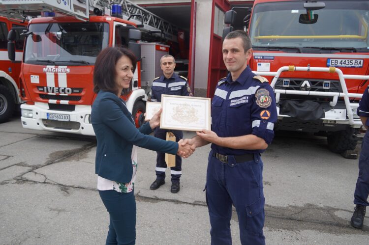 Мария Башева връчи благодарствени грамоти на петима пожарникари, гасили пожари в Гърция