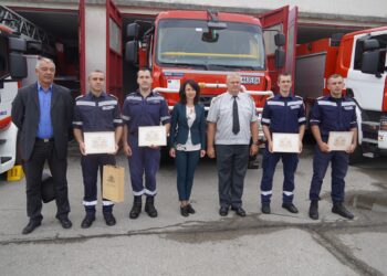 Мария Башева връчи благодарствени грамоти на петима пожарникари, гасили пожари в Гърция