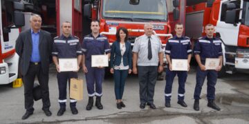 Мария Башева връчи благодарствени грамоти на петима пожарникари, гасили пожари в Гърция
