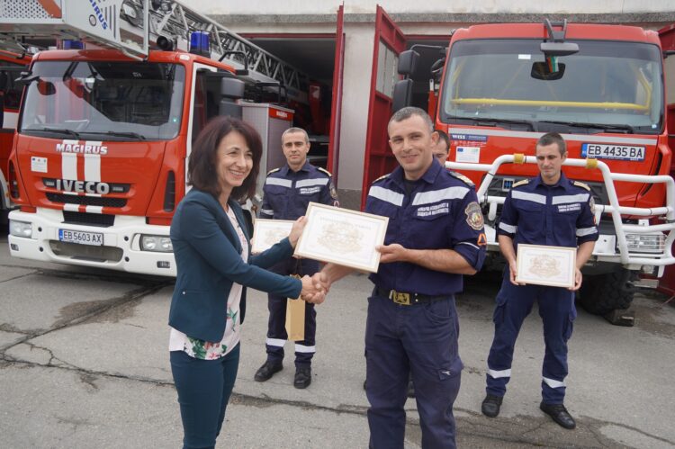 Мария Башева връчи благодарствени грамоти на петима пожарникари, гасили пожари в Гърция