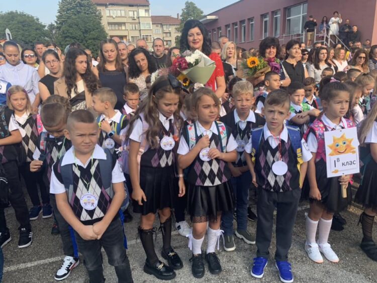 2 867 деца прекрачиха училищният праг на 15 септември, първолаците са 244