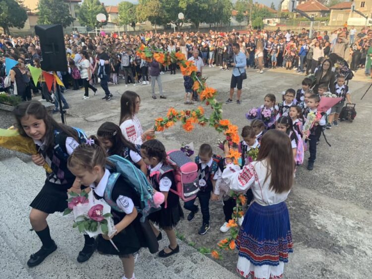 2 867 деца прекрачиха училищният праг на 15 септември, първолаците са 244