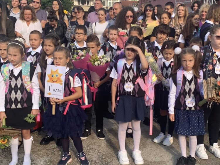 2 867 деца прекрачиха училищният праг на 15 септември, първолаците са 244