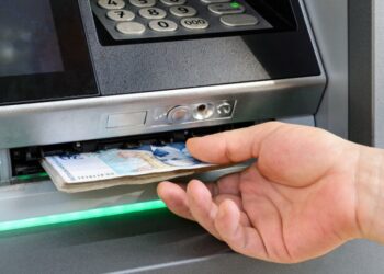 Тегленето на пари в брой става много скъпо, банките отново вдигат таксите