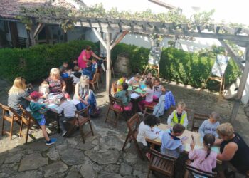 Малчугани рисуваха възрожденски къщи, поздравяват учениците за 15 септември