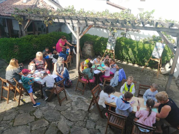 Малчугани рисуваха възрожденски къщи, поздравяват учениците за 15 септември