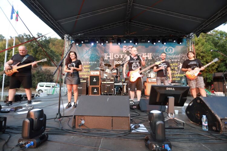 Две нощи древната крепост “Хоталич” беше подвластна на Краля Рок