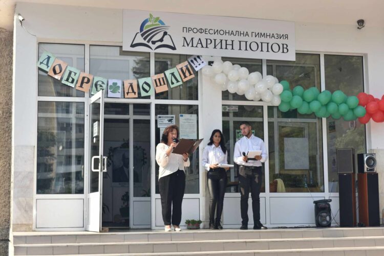 С топла питка и шарена сол бяха посрещнати осмокласниците в ПГ “Марин Попов”