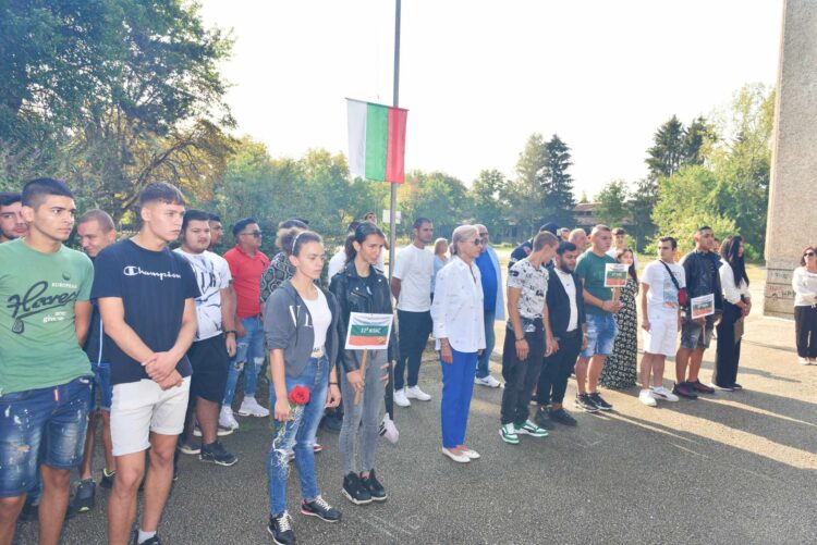 С топла питка и шарена сол бяха посрещнати осмокласниците в ПГ “Марин Попов”