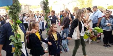 На 15 септември в двора на ОУ “Стефан Пешев” всички се поздравяваха с “Честит празник!”