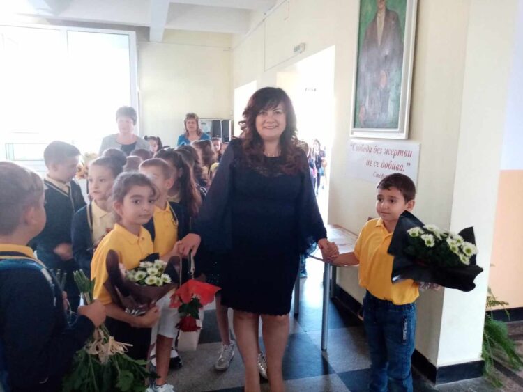 На 15 септември в двора на ОУ “Стефан Пешев” всички се поздравяваха с “Честит празник!”