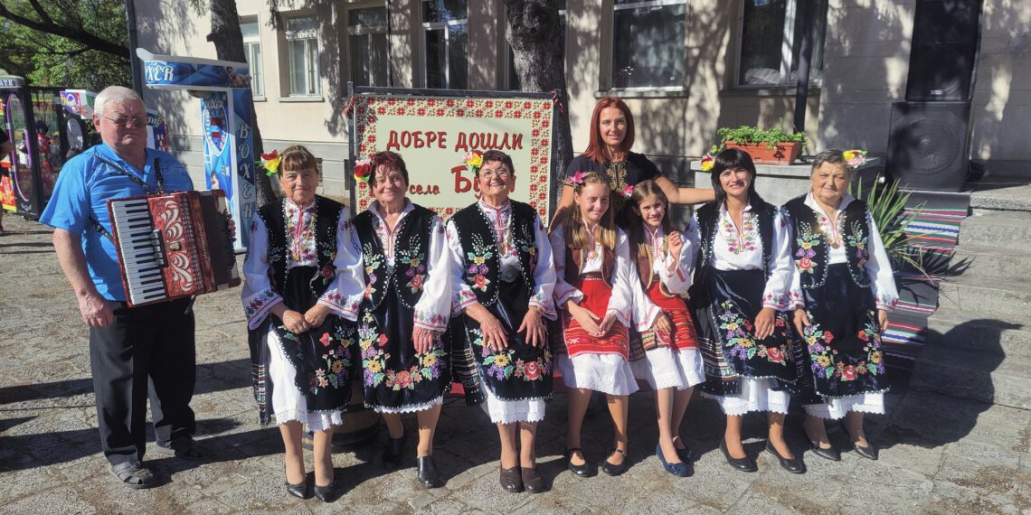 Стотици хора празнуваха заедно на мегдана в Буря