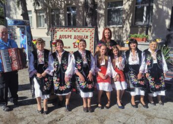 Стотици хора празнуваха заедно на мегдана в Буря