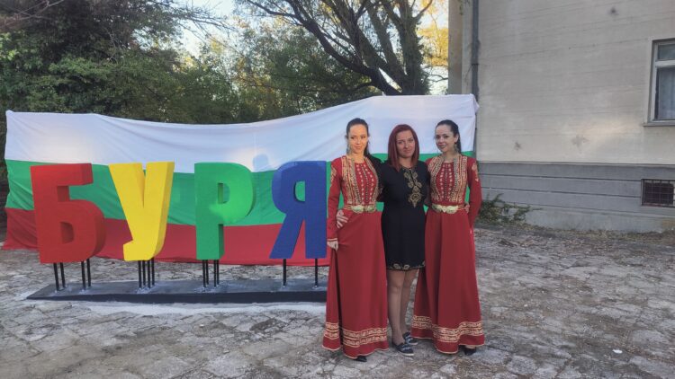 Стотици хора празнуваха заедно на мегдана в Буря