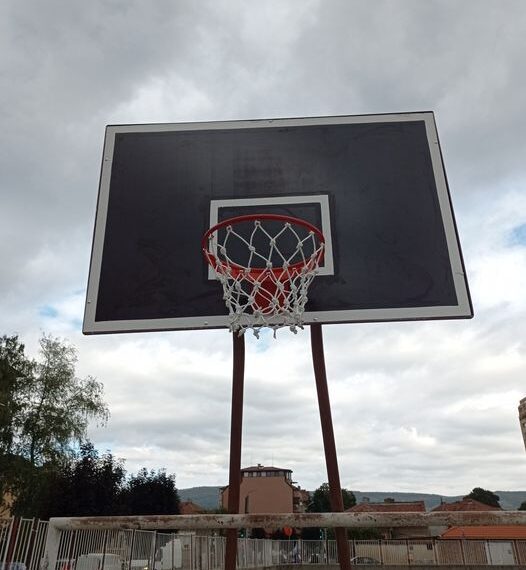 Анонимни дарители зарадваха с ново баскетболно табло ОУ “Ст. Пешев”