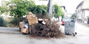 Предизборно чистене или предизборно изхвърляне на отпадъци край контейнерите в Севлиево?
