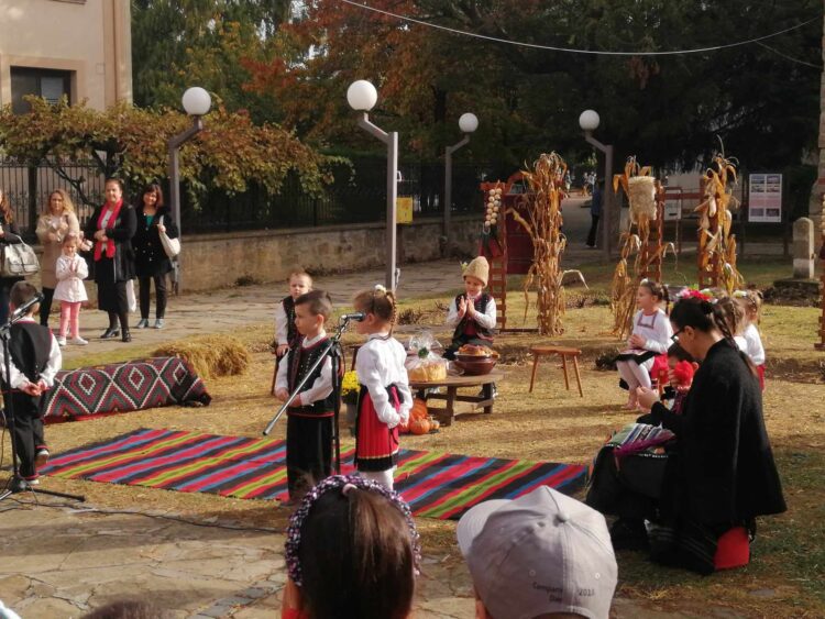 Малчугани от ДГ “Радост” представиха празничната обредност на Димитровден