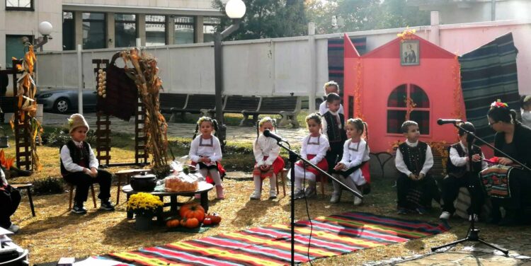 Малчугани от ДГ “Радост” представиха празничната обредност на Димитровден