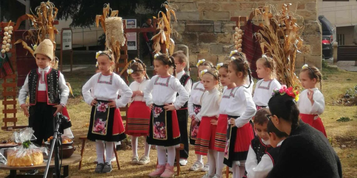 Малчугани от ДГ “Радост” представиха празничната обредност на Димитровден