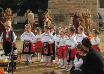 Малчугани от ДГ “Радост” представиха празничната обредност на Димитровден