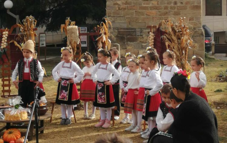 Малчугани от ДГ “Радост” представиха празничната обредност на Димитровден