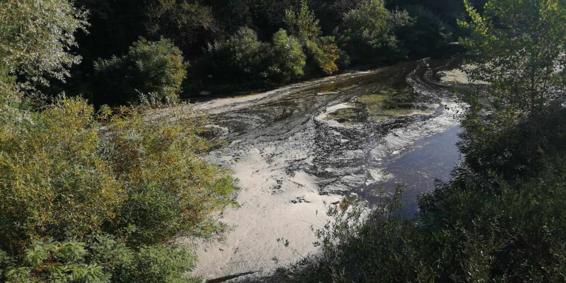 Река Видима в м. Чакала побеля от мазнина