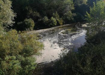 Река Видима в м. Чакала побеля от мазнина