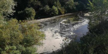 Река Видима в м. Чакала побеля от мазнина