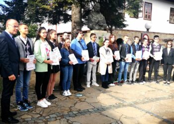 25-ма ученици получиха награди за постигнати високи успехи