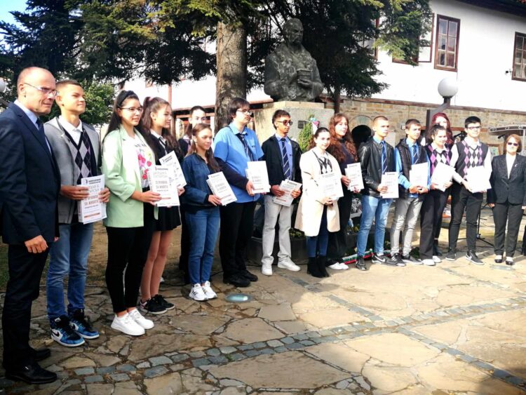 25-ма ученици получиха награди за постигнати високи успехи