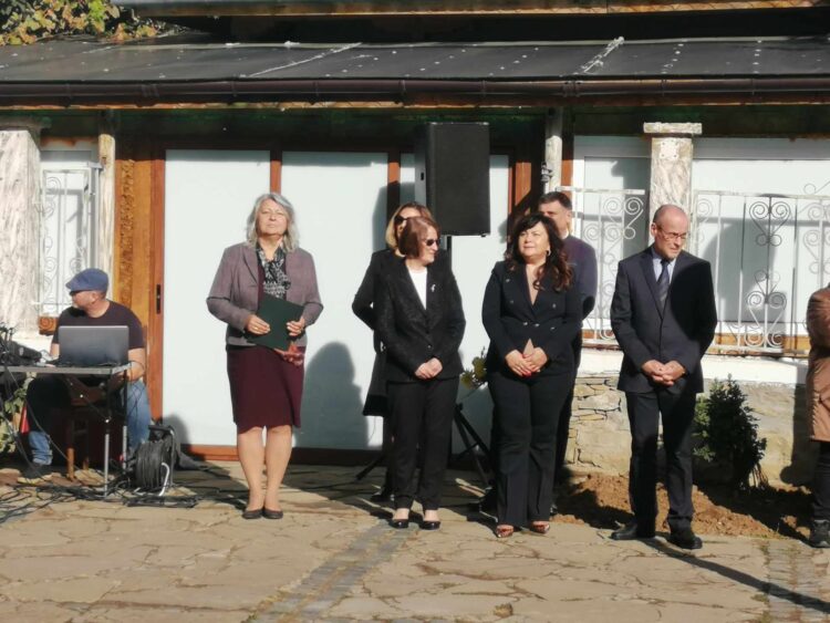 25-ма ученици получиха награди за постигнати високи успехи