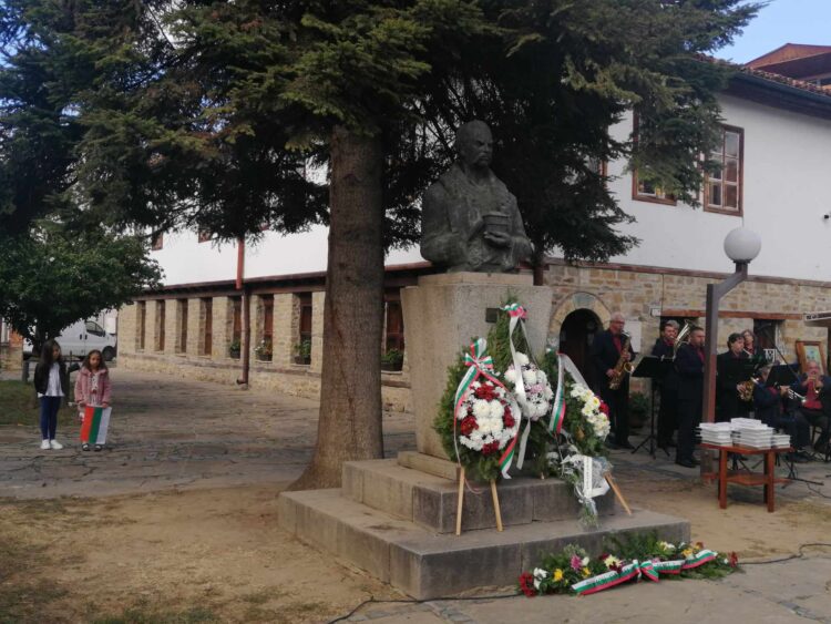 25-ма ученици получиха награди за постигнати високи успехи