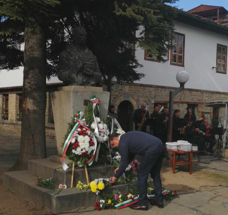 25-ма ученици получиха награди за постигнати високи успехи