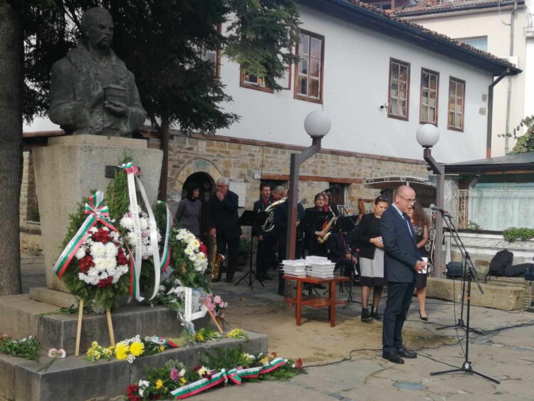 25-ма ученици получиха награди за постигнати високи успехи