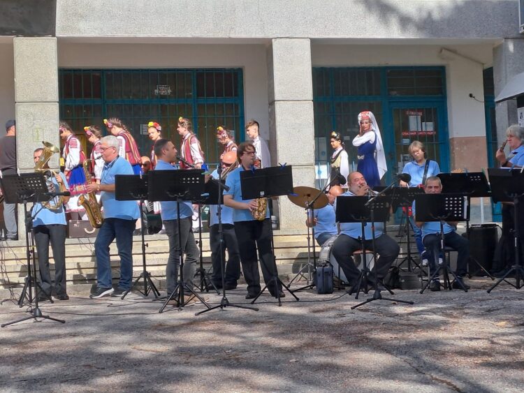 Топло есенно слънце, усмивки, наздравици и хора на събора в с. Идилево
