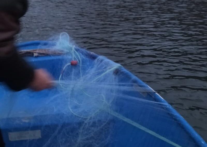 Заловиха бракониери докато пускат мрежи в язовира