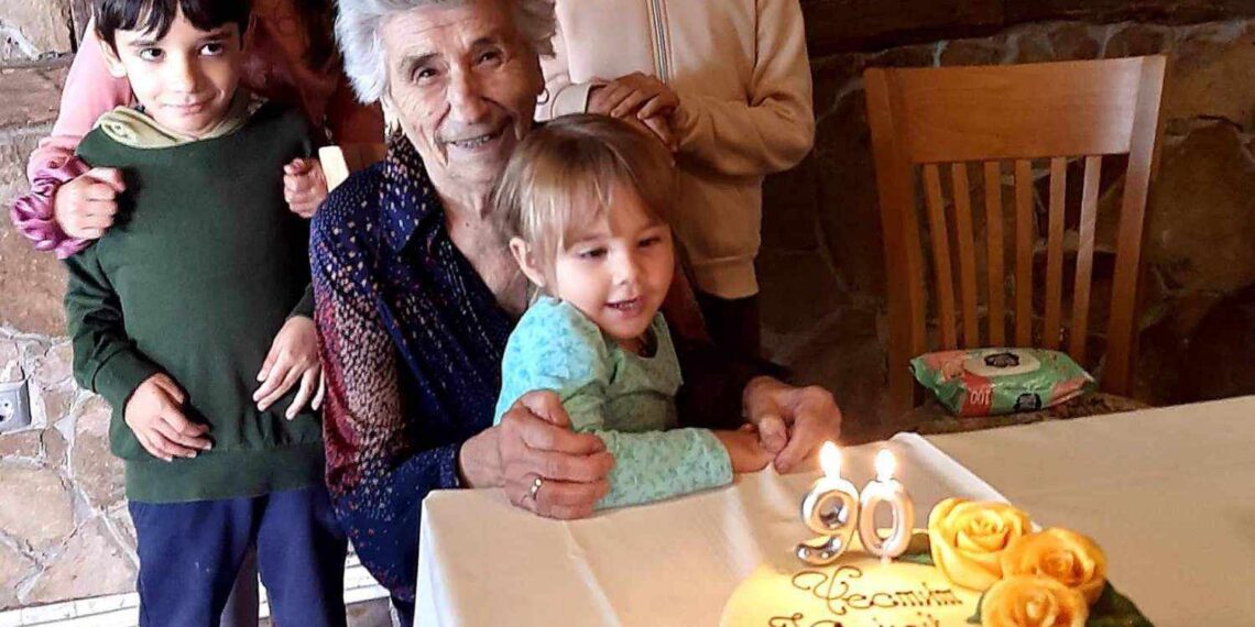 Три юбилярки от Богатово с подаръци за 90-я им юбилей