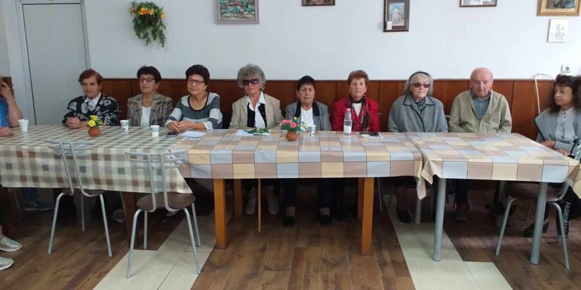 Възрастните хора почетоха Деня на народните будители