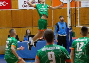 Победа на старта за юношите старша по волейбол