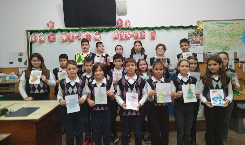 Четвъртокласници от СУ “Васил Левски” дариха чрез БЧК картички за възрастни хора