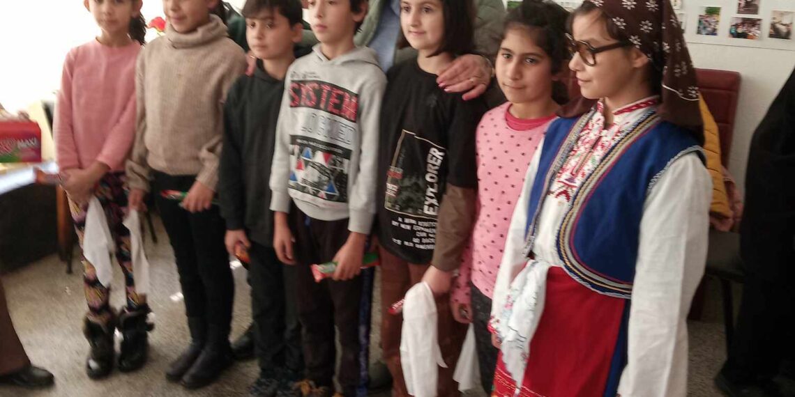 Учениците от Петко Славейков с поздрав за Бабинден