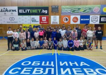 “По-, по-, най-добър” в коледен турнир по бадминтон